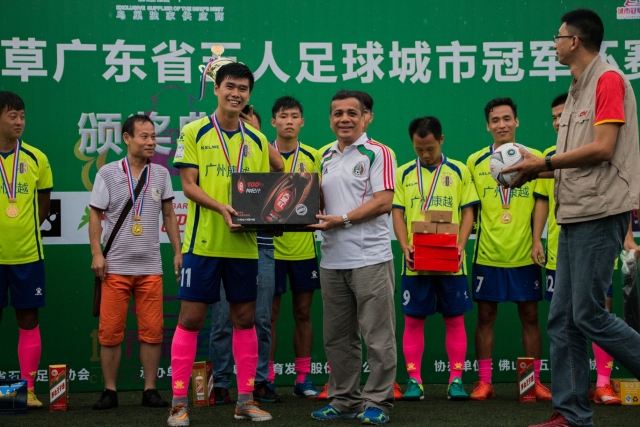 切尔西女足前锋科尔官宣自己与女友梅维斯已怀孕